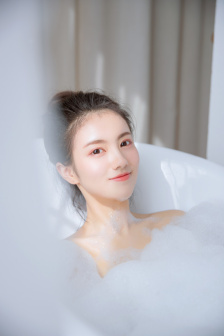 吊带泳衣遮副乳